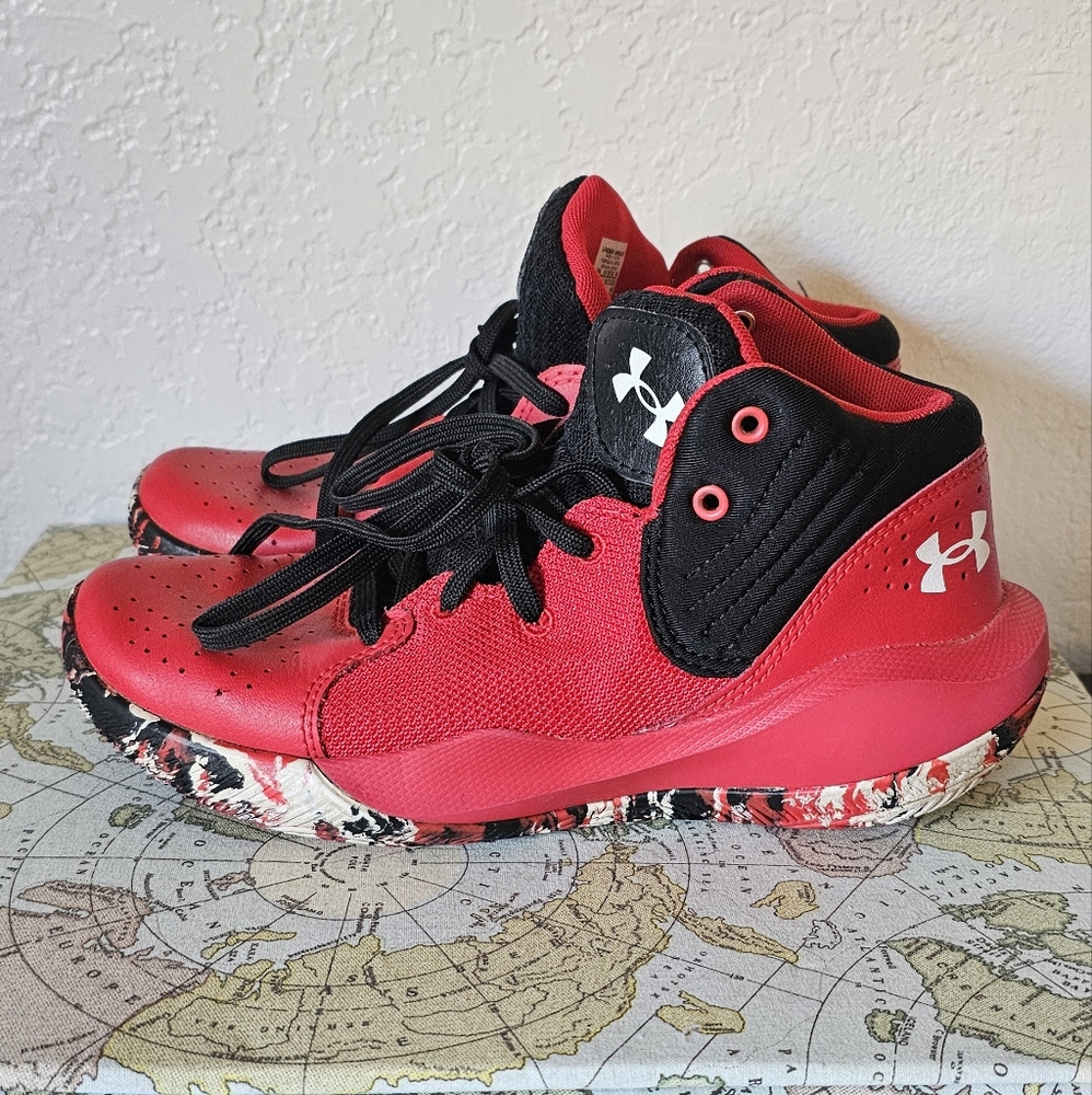 Under Armour snickers, size 4.5